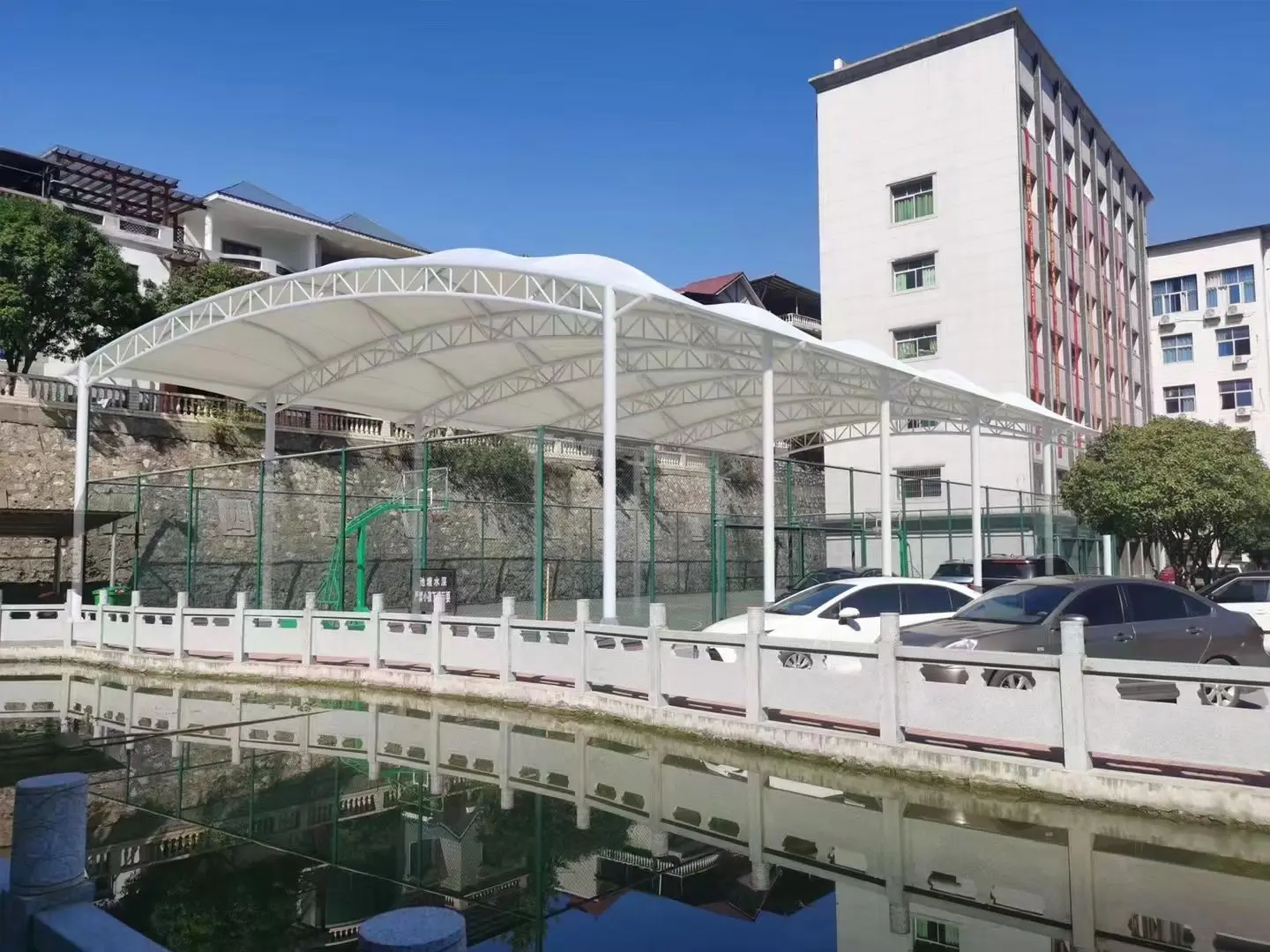 贵州黔西园区停车棚总在漏水生锈？源头膜结构厂家：按本地气候选材，避开三大坑
