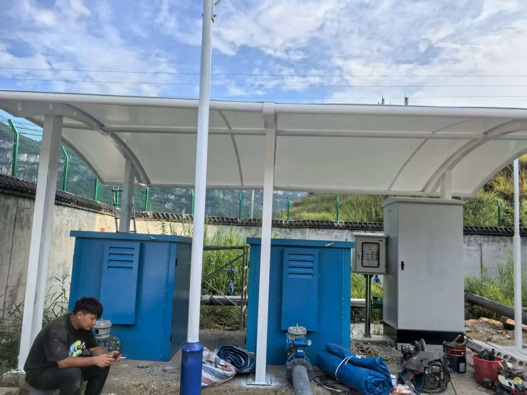 贵州黔西膜结构棚怎么选？多雨高湿山区，避开低价铁皮棚与劣质膜材坑