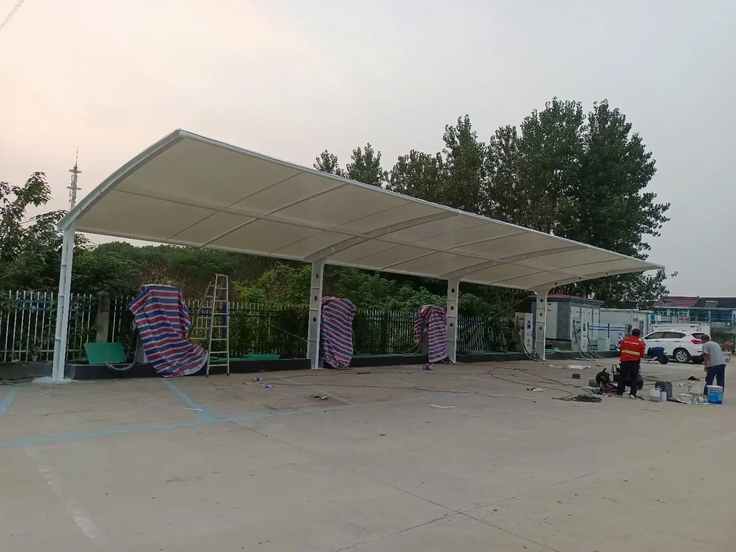 贵州黔西膜结构工程科普:山地多雨强紫外线环境,停车棚选材别只看低价